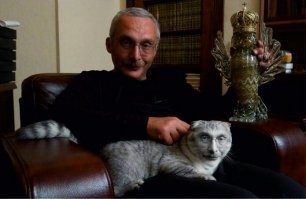 30 знаменитостей, которые известны любовью к кошкам