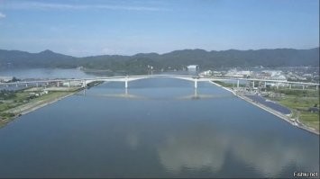 единственное, что меня в этом мосту поражает, - очень большой центральный пролет. ведь он должен выдерживать пробку из груженых грузовиков.