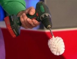 Вот этим + Comet, очень удобно чистить плитку в ванной от налета.