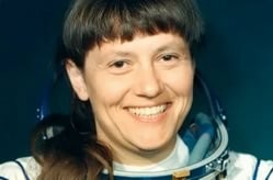 Терешковой и Савицкой не мог помоложе фото найти?
вот эти, например?