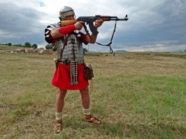Носки и древнеримские сандалии - это же моветон...