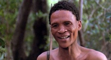 Нкъхау - бушмен из Намибии. Он самый крутой артист-непрофессионал, который порвал все шаблоны кинематографа. Он снялся в фильме «Наверное, боги сошли с ума». Спойлерить не буду, многие знают.