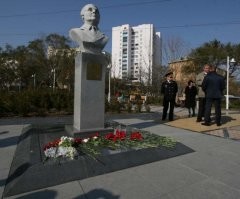 Если близко подойти к памятнику то создаётся впечатление как будто вместо лица - маска снятая с покойника. Неживое лицо.
Иногда из окна ( на заднем плане, 14 этаж) вижу как к памятнику приходит оччень пожилой мужчина ( еле еле ходит), при любом ветре и погоде обнажает седую голову и кланяется ей.