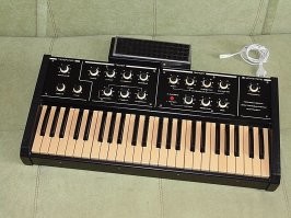 Я такие звуки, в конце 80-х, из музыкального синтезатора Поливокс извлекал. 
Прям ностальгия пробежала где-то рядом.