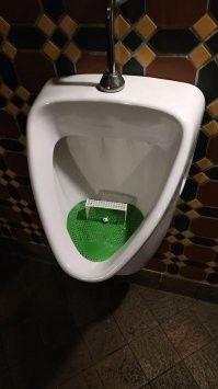 В Калининграде в одном из пабов вообще ворота и мяч в писсуаре