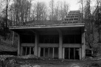 А че без описаний?
Как в детство вернулся!

Эта штуковина стояла на пересечении Ленинского пр-та с улицами Кравченко и Пилюгина.


Это м.Ленинские горы, когда метромост уже закрыли для остановки поездов.


Тут уже отстроенный ТЦ под Александровским садом.


Не понятно, почему последние фотки ЧБ, т.к. сделаны не так уж и давно.