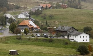 Как легко, оказывается, обмануть немецкие спецслужбы.
Это - вилла кого надо вилла.
Посчитайте количество полицейских машин на фото.