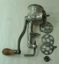 Это почти полная копия американской мясорубки 1907 года. В СССР их начали выпускать в 1927, и с минимальными изменениями до сегодняшнего дня.