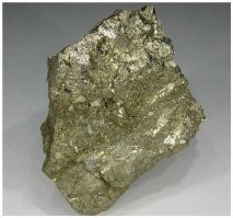 Таблица Менделеева бОльшей частью состоит из смертельно опасных для человека веществ. Красавец арсенопирит например это сульфид железа и мышьяка, канцерогенные испарения которого не полезны в доме. Колорадоит - это сплав ртути с неменее ядовитым теллуром. Да, камни бывают удивительные и прекрасные, но мало ли чего там магма вынесла... спилы красивы. )