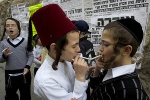 пейсы есть, курить можно