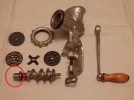 Плюсую, тоже пришлось перерезать резьбу в шнеке.
 Но были модели и без этой резьбы, там рукоятка не соскакивала из-за небольшого винта на шнеке