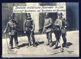 Вступлюсь за честь мундира огнеметчика. ВУС обязывает. Итак. Сегодня мы рассмотрим ещё один миф из сказочной копилки Первой Мировой Войны. Этот миф существует довольно давно и в основном базируется всего лишь на одной фотографии, которая экспонировалась в некоем музее рядом с германским огнемётом, что породило убеждение в том, что это шлем огнемётчика. Именно в правом нижнем углу фото явно видится баллон от вехзельаппарата. И «Пипл», как говорится, активно «хавает» инф, попутно копируя этот миф туда сюда. Тем не менее утверждение, что на фото шлем огнемётчика не верно. Почему? Сейчас разберемся. Во-первых стоит обратить внимание на то, что состояние кожи на куполе шлема и кожи самой маски, весьма разнится, что говорит о том, что маска была пришита к шлему позднее, чем произведен сам шлем. А именно, вероятно был взят самый обычный пехотный германский пикельхаубэ, у которого отпороли козырек и пришили эту маску. Во-вторых, вспомним науку логику и поразмыслим: «А зачем вообще огнеметчику такой шлем? Тяжёлая, неуклюжая, неудобная, переусложнённая и дорогая установка, при том, что никакой практической необходимости в ней не видится. В крайнем случае огнеметчик мог использовать очки. В-третьих, по бокам шлема торчат металлические трубки. Опять таки зачем? И именно в ответе на третий вопрос кроется главный гвоздь в номере по развенчанию этого мифа. На самом деле представленный шлем, не просто, не имеет ничего общего с огнемётчиками, он даже не является германским и смастерили его уже после первой мировой войны. Данное изобретение, по имеющейся информации, появилось в конце 20-ых, начале 30-ых годов 20 столетия и принадлежит английской компании «Siebe Gorman & Co. Ltd.». Компания в первоначальном виде, основана ещё в 19 веке, германским ветераном войны с Наполеоном, Августом Зибе, который в 1816 году перебрался в Англию и на закате своих дней передал свои дела сыну Генри Зибе и мужу дочери Уильяму Горману. Компания занималась разработкой и изготовлением дыхательных аппаратов для водолазов, пожарных и шахтеров. Неизвестно, что именно предвещало создание такого интересного экземпляра, но в небольшой партии этот шлем был изготовлен компанией Зибе и Гормана для пожарных. Шлем был замкнутым и носился вместе со спецодеждой. Трубки по бокам маски уходили назад и соединялись в одну длинную трубку, через которую производилась подача воздуха, чтобы пожарный мог находясь в дыму пожарищ, не отравиться и не задохнуться. В верхней части шлема присутствовала небольшая трубка с маленькими отверстиями для вентиляции. В передней части шлема, там где у германского пикельхаубэ, была кокарда, крепился шильдик производителя. Таким образом купол действительно напоминал пикельхаубэ и мог ввести некоторых людей в заблуждение. Тем не менее как вы уже, я очень надеюсь, поняли, данный шлем не является шлемом огнемётчика, не имеет отношения к Германской Империи и не имеет отношения к первой мировой войне. На этом будем считать миф развенчанным. А что до первой фотографии, на которой базируется миф судя по всему это «прикол» музейщиков или намеренная переделка «фуфлоделов» с целью продать богатому, но неопытному покупателю «супер редкий раритет». Источник:  там же еще множество интереснейших фотографий