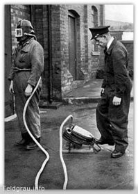 Вступлюсь за честь мундира огнеметчика. ВУС обязывает. Итак. Сегодня мы рассмотрим ещё один миф из сказочной копилки Первой Мировой Войны. Этот миф существует довольно давно и в основном базируется всего лишь на одной фотографии, которая экспонировалась в некоем музее рядом с германским огнемётом, что породило убеждение в том, что это шлем огнемётчика. Именно в правом нижнем углу фото явно видится баллон от вехзельаппарата. И «Пипл», как говорится, активно «хавает» инф, попутно копируя этот миф туда сюда. Тем не менее утверждение, что на фото шлем огнемётчика не верно. Почему? Сейчас разберемся. Во-первых стоит обратить внимание на то, что состояние кожи на куполе шлема и кожи самой маски, весьма разнится, что говорит о том, что маска была пришита к шлему позднее, чем произведен сам шлем. А именно, вероятно был взят самый обычный пехотный германский пикельхаубэ, у которого отпороли козырек и пришили эту маску. Во-вторых, вспомним науку логику и поразмыслим: «А зачем вообще огнеметчику такой шлем? Тяжёлая, неуклюжая, неудобная, переусложнённая и дорогая установка, при том, что никакой практической необходимости в ней не видится. В крайнем случае огнеметчик мог использовать очки. В-третьих, по бокам шлема торчат металлические трубки. Опять таки зачем? И именно в ответе на третий вопрос кроется главный гвоздь в номере по развенчанию этого мифа. На самом деле представленный шлем, не просто, не имеет ничего общего с огнемётчиками, он даже не является германским и смастерили его уже после первой мировой войны. Данное изобретение, по имеющейся информации, появилось в конце 20-ых, начале 30-ых годов 20 столетия и принадлежит английской компании «Siebe Gorman & Co. Ltd.». Компания в первоначальном виде, основана ещё в 19 веке, германским ветераном войны с Наполеоном, Августом Зибе, который в 1816 году перебрался в Англию и на закате своих дней передал свои дела сыну Генри Зибе и мужу дочери Уильяму Горману. Компания занималась разработкой и изготовлением дыхательных аппаратов для водолазов, пожарных и шахтеров. Неизвестно, что именно предвещало создание такого интересного экземпляра, но в небольшой партии этот шлем был изготовлен компанией Зибе и Гормана для пожарных. Шлем был замкнутым и носился вместе со спецодеждой. Трубки по бокам маски уходили назад и соединялись в одну длинную трубку, через которую производилась подача воздуха, чтобы пожарный мог находясь в дыму пожарищ, не отравиться и не задохнуться. В верхней части шлема присутствовала небольшая трубка с маленькими отверстиями для вентиляции. В передней части шлема, там где у германского пикельхаубэ, была кокарда, крепился шильдик производителя. Таким образом купол действительно напоминал пикельхаубэ и мог ввести некоторых людей в заблуждение. Тем не менее как вы уже, я очень надеюсь, поняли, данный шлем не является шлемом огнемётчика, не имеет отношения к Германской Империи и не имеет отношения к первой мировой войне. На этом будем считать миф развенчанным. А что до первой фотографии, на которой базируется миф судя по всему это «прикол» музейщиков или намеренная переделка «фуфлоделов» с целью продать богатому, но неопытному покупателю «супер редкий раритет». Источник:  там же еще множество интереснейших фотографий