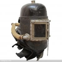 Вступлюсь за честь мундира огнеметчика. ВУС обязывает. Итак. Сегодня мы рассмотрим ещё один миф из сказочной копилки Первой Мировой Войны. Этот миф существует довольно давно и в основном базируется всего лишь на одной фотографии, которая экспонировалась в некоем музее рядом с германским огнемётом, что породило убеждение в том, что это шлем огнемётчика. Именно в правом нижнем углу фото явно видится баллон от вехзельаппарата. И «Пипл», как говорится, активно «хавает» инф, попутно копируя этот миф туда сюда. Тем не менее утверждение, что на фото шлем огнемётчика не верно. Почему? Сейчас разберемся. Во-первых стоит обратить внимание на то, что состояние кожи на куполе шлема и кожи самой маски, весьма разнится, что говорит о том, что маска была пришита к шлему позднее, чем произведен сам шлем. А именно, вероятно был взят самый обычный пехотный германский пикельхаубэ, у которого отпороли козырек и пришили эту маску. Во-вторых, вспомним науку логику и поразмыслим: «А зачем вообще огнеметчику такой шлем? Тяжёлая, неуклюжая, неудобная, переусложнённая и дорогая установка, при том, что никакой практической необходимости в ней не видится. В крайнем случае огнеметчик мог использовать очки. В-третьих, по бокам шлема торчат металлические трубки. Опять таки зачем? И именно в ответе на третий вопрос кроется главный гвоздь в номере по развенчанию этого мифа. На самом деле представленный шлем, не просто, не имеет ничего общего с огнемётчиками, он даже не является германским и смастерили его уже после первой мировой войны. Данное изобретение, по имеющейся информации, появилось в конце 20-ых, начале 30-ых годов 20 столетия и принадлежит английской компании «Siebe Gorman & Co. Ltd.». Компания в первоначальном виде, основана ещё в 19 веке, германским ветераном войны с Наполеоном, Августом Зибе, который в 1816 году перебрался в Англию и на закате своих дней передал свои дела сыну Генри Зибе и мужу дочери Уильяму Горману. Компания занималась разработкой и изготовлением дыхательных аппаратов для водолазов, пожарных и шахтеров. Неизвестно, что именно предвещало создание такого интересного экземпляра, но в небольшой партии этот шлем был изготовлен компанией Зибе и Гормана для пожарных. Шлем был замкнутым и носился вместе со спецодеждой. Трубки по бокам маски уходили назад и соединялись в одну длинную трубку, через которую производилась подача воздуха, чтобы пожарный мог находясь в дыму пожарищ, не отравиться и не задохнуться. В верхней части шлема присутствовала небольшая трубка с маленькими отверстиями для вентиляции. В передней части шлема, там где у германского пикельхаубэ, была кокарда, крепился шильдик производителя. Таким образом купол действительно напоминал пикельхаубэ и мог ввести некоторых людей в заблуждение. Тем не менее как вы уже, я очень надеюсь, поняли, данный шлем не является шлемом огнемётчика, не имеет отношения к Германской Империи и не имеет отношения к первой мировой войне. На этом будем считать миф развенчанным. А что до первой фотографии, на которой базируется миф судя по всему это «прикол» музейщиков или намеренная переделка «фуфлоделов» с целью продать богатому, но неопытному покупателю «супер редкий раритет». Источник:  там же еще множество интереснейших фотографий