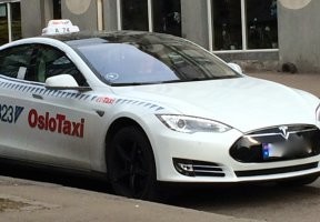 Бизнес по уборке снега: американец оборудовал свою «Теслу» отвалом