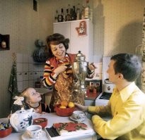 А что там за бутылки на шкафчике сверху? Папина коллекция? ))