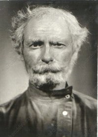 Вицину 37-38 лет))) фильмы "Запасной игрок" и "Максим Перепелица"