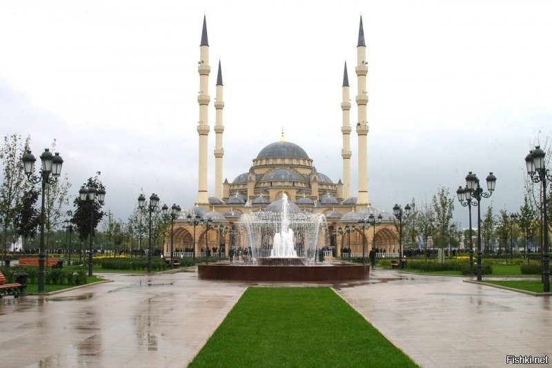 Мечеть «Сердце Чечни»   одна из самых больших мечетей мира. Открыта 17 октября 2008 года и названа именем Ахмат-Хаджи Кадырова, муфтия непризнанной Чеченской Республики Ичкерия и первого президента Чеченской Республики. 
Откуда деньги? Аллах Владимирович помог.