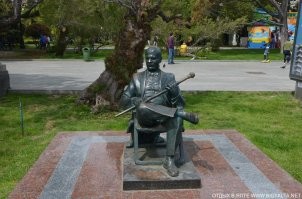 Так-то на набережной Ялты ему и памятник поставлен.
