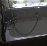 А по нормальному сделать никак? Порадуйте своих дам. С моим краном это так себе, а со стандартным смесителем вообще шикарно. Дивертор + шланг + гигиенический душ = от 1500 р. и 10 минут делов.