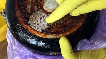 Я не увидел в ролике сковородки, которую нужно прям отмывать. Я увидел сковородку, в которую налили коричневатой водички. Аж интересно посмотреть как такой рецепт сработает на сковородке, в которой сгорели забытые котлеты...