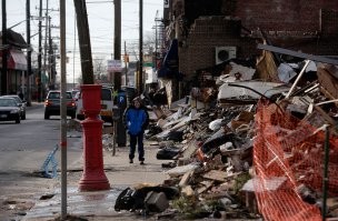 У Обамы все хуже.   Это один недостроенный микрорайон отфотан из Воркуты.  Край мира, Крайний север.  :).  С веб камер посмотри на Воркуту - это так просто плять, какая она на самом деле. 

А вот тебе фото одного из крупнейших мегаполисов США, НЬю-йорк. Центр США. овер 7 млн. населения (это не край мира). Сказка да ? 
Чистота, цивилизация. центр демократии. 
Что ты там вякал про Обаму?  Или это Путин им насрал и разломал может всё?