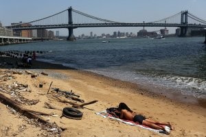 У Обамы все хуже.   Это один недостроенный микрорайон отфотан из Воркуты.  Край мира, Крайний север.  :).  С веб камер посмотри на Воркуту - это так просто плять, какая она на самом деле. 

А вот тебе фото одного из крупнейших мегаполисов США, НЬю-йорк. Центр США. овер 7 млн. населения (это не край мира). Сказка да ? 
Чистота, цивилизация. центр демократии. 
Что ты там вякал про Обаму?  Или это Путин им насрал и разломал может всё?