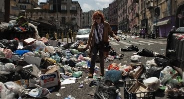У Обамы все хуже.   Это один недостроенный микрорайон отфотан из Воркуты.  Край мира, Крайний север.  :).  С веб камер посмотри на Воркуту - это так просто плять, какая она на самом деле. 

А вот тебе фото одного из крупнейших мегаполисов США, НЬю-йорк. Центр США. овер 7 млн. населения (это не край мира). Сказка да ? 
Чистота, цивилизация. центр демократии. 
Что ты там вякал про Обаму?  Или это Путин им насрал и разломал может всё?