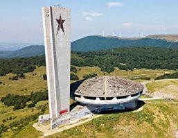 Смотреть жалко,  но шанс может представиться оттуда, откуда не ждали.
Дворец болгарской компартии на  Бузлудже.
Наверное самая знаменитая заброшенка Болгарии, находящаяся всего в 10 км от знаменитого Шипкинского перевала. 
Был забыт и разграблен в конце 90х как символ коммунизма.
Сейчас восстанавливается на деньги Евросоюза группой международных специалистов. 
Иногда так бывает.

PS: Фото не моё, если что.  ))