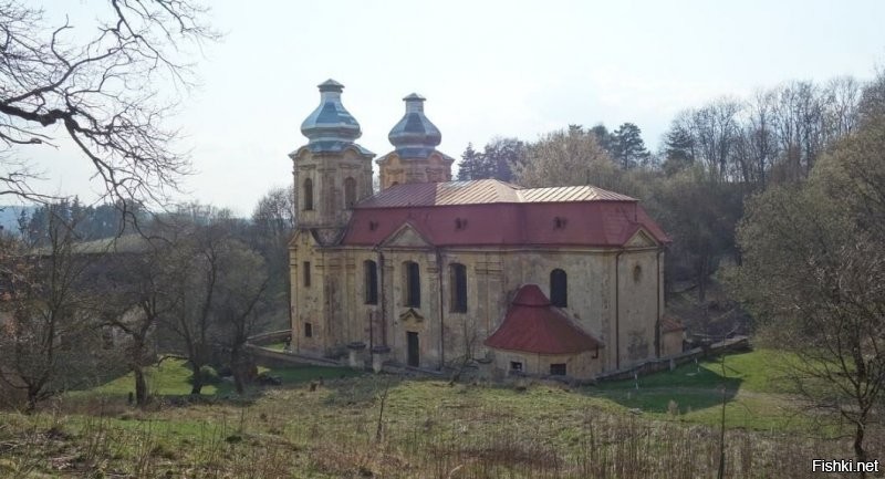 Подобных мест немало т.к. ничто не вечно.
Вот например церковь Святой Марии в Чехии. Стоит посреди леса.
Единственное (ну почти), что осталось от деревни покинутой в 50х годах 20 века.
Сейчас правда восстанавливают.