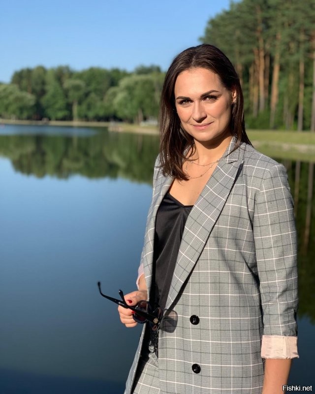 Морально не устойчив. Женат для вида, с женой не живёт. Его бабы начиная с мамы Коленьки в хронологическом порядке...