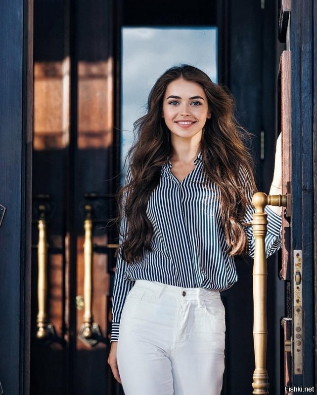 Морально не устойчив. Женат для вида, с женой не живёт. Его бабы начиная с мамы Коленьки в хронологическом порядке...