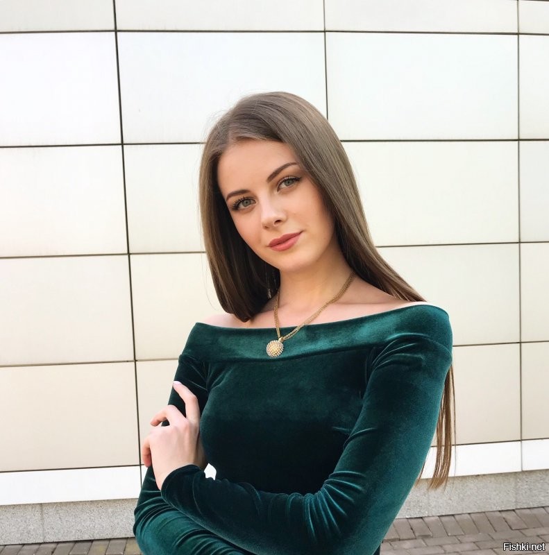 Морально не устойчив. Женат для вида, с женой не живёт. Его бабы начиная с мамы Коленьки в хронологическом порядке...