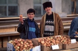 Эй, слюшай, уважаемый! Купи лук, пожалуйста! Смотри какой, просто чудо! Вчера сам семь штук скушал!...