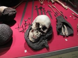 Да ну. Сомневаюсь, что ради дешёвого шлема пехотинца, тем более дырявого кто-то стал бы морочиться с трупа его снимать. Это же не рыцарский "армэ" какой-нибудь. После битвы при Висбю людей в полном облачении закопали, никто не удосужился с них доспехи снять, а полный доспех, он действительно немало стоил. Вот они, красавцы: