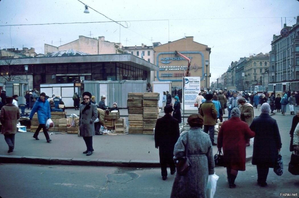 У метро василеостровская