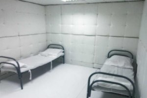 А разве для рэперов нет специальных заведений с специальными помещениями.