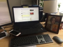 Олег, я похоронил ЧЕТЫРЁХ(!) детей. Ты хоть представляешь, что такое хоронить СВОИХ детей? Последней дочери было 14 лет. Не дай Бог никому такого!!! 
На фото мой рабочий стол. Справа последняя дочка (
И я с этим ещё живу, представляешь?
Ну пусть я и у тебя буду мразью. Бог тебе судья, не я.