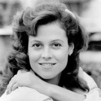 похожа на Сигурни Уивер