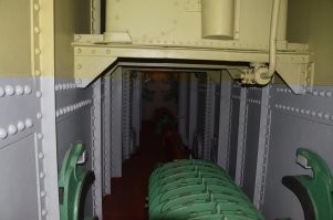 В машинное отделение можно было папасть с экскурсией, проводят правда редко.
Вот фото.
Сохранили одну паровую машину, один котел (не работает, просто как макет), один гребной вал точно есть. Остальные котлы и машины сняли.