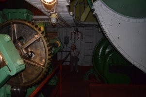 В машинное отделение можно было папасть с экскурсией, проводят правда редко.
Вот фото.
Сохранили одну паровую машину, один котел (не работает, просто как макет), один гребной вал точно есть. Остальные котлы и машины сняли.
