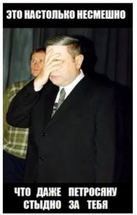 Мужчина подшучивает над окружающими  с помощью антимасочной маски