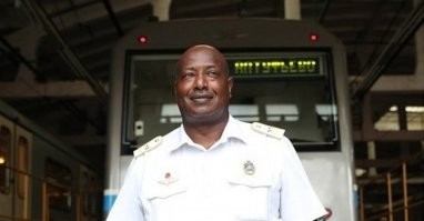 Знакомьтесь, Ворку Бедассо. В середине восьмидесятых годов он, молодой офицер ВМФ Эфиопии, прибыл в СССР на обучение. Пока учился, на родине случился переворот, ему и его коллегам грозила смертная казнь в случае возвращения. Сослуживцы разъехались, кто в Европу, кто в США, он же решил остаться в СССР. Пошёл работать в метро, став в итоге машинистом первого класса. Пережил с со всеми нами перестройку, развал Союза, все прелести девяностых и т.д. Женился, вырастил детей. В прошлом году вышел на пенсию по возрасту, но сказал, что работу в метро не оставит, хоть и не машинистом.
Кто же он, если не русский?