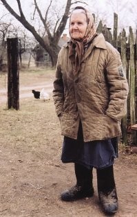 А говорят у нас пенсионеры бедные... приглядеться а бабка то на пол ляма одета.