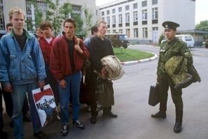 На призывном пункте. 1995 год.
А потом 1996 и Чечня. Возможно кого-то из них туда отправили.