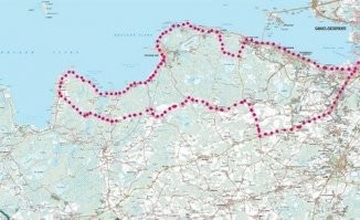 Чтобы найти оригинальные сувениры с той, настоящей «Авроры», нужно пройти по близлежащим деревням и повнимательнее присмотреться к домам, построенным в конце 1980-х годов. Части корабля, превращенные в стройматериалы, видны то тут, то там. Трапы, по которым передвигались матросы и офицеры, стали лестницами в жилых домах, металлические каркасы пошли на строительство теплиц, кое-где металлом покрыты крыши. На въезде же в деревню Дубки высится кирпичный дом с иллюминаторами, установленными вместо окон на воротах сарая и деревянного туалета.
       Еще до начала работ по воссозданию базы в Ручьях буксиры притащили сюда большой массивный корпус старого корабля. Как оказалось, это был первоначальный корпус легендарной «Авроры» закладки 1897 года. Согласно постановлению Совета министров СССР, знаменитый крейсер, считавшийся в течение нескольких десятилетий кораблем номер 1 советских ВМФ, в августе 1984 года был поставлен в Ленинграде на капитальный ремонт. К 70-летию Великого Октября ремонт был закончен. В результате чего появилась совершенно новая «Аврора» и остался ее старый корпус. Новодел занял традиционное место стоянки в Большой Невке возле Нахимовского училища. А настоящий исторический корабль, вернее, основная его часть – корпус – утащили подальше с глаз долой. Факт этот, безусловно, удивительный, если вспомнить, с каким обожествлением и трепетом в советскую эпоху относились к Октябрьской революции, символом которой для нас и была «Аврора».
Простояв с год у Ручьевских берегов, «родной» корпус крейсера был затоплен возле строящегося пирса. Его решили использовать как защитную стенку от волн, для чего он должен был быть заполнен бетонными плитами. Но и это дело не довели до конца.