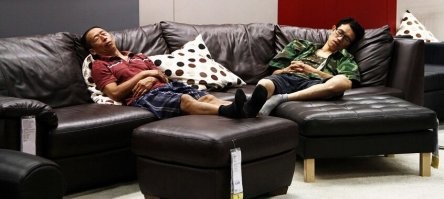 В крупных торговых центрах  начали появляться специальные зоны отдыха для мужчин. Там можно с комфортом подождать жен, которые часами ходят по магазинам.  Там есть телевизор со спортивными каналами, настольные игры, игровые автоматы, мини-бар с хот-догами и безалкогольными напитками.