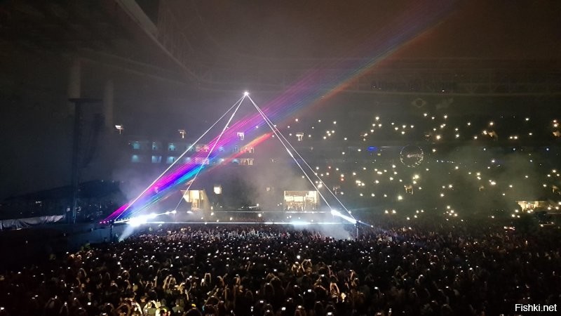 Концерт Ping Floyd. 
Действительно! Обколются марихуанами и давай фонарики зажигать. Чем же вас так фонарики то напугали?