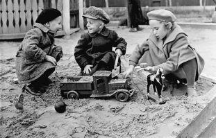 По-моему, это не 69-й, а 59-й год: мне тогда было 5 лет, но я не так одевался, и мало кто в это время носил кепки - скорее, вязаные шапки. И машина игрушечная, здесь ЗиС-5, а в 69-м уже были ЗиЛ-130 и ГАЗ-51 игрушечные.