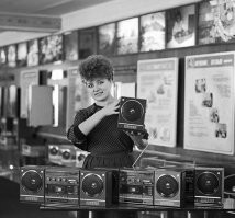 У пацана "двухкассетник" - не просто крутая вещь, а супер крутая вещь. Безотказный клеятель девочек (это видно на фотографии)
Далее в данной подборке, есть еще фотка "кассетный магнитофон - мечта молодежи" на прилавке в магазине. И он однокассетный. И если такой мангитофон "мечта молодежи", что же говорить  тогда о двухкассетниках?